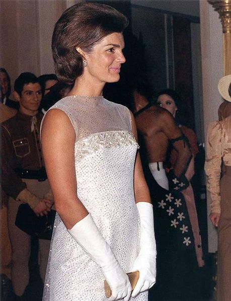 459px-jacqueline_kennedy_after_state_dinner_22_may_1962